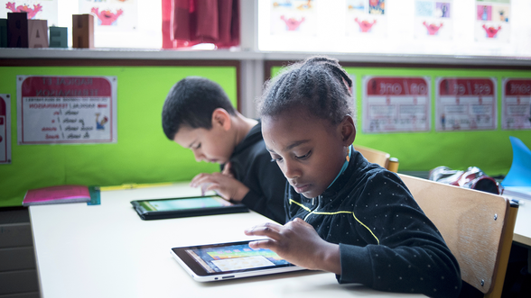 Enfants avec des tablettes
